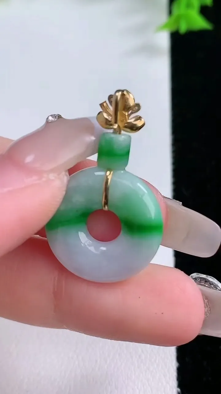 天然A货翡翠平安环吊坠，尺寸19-4.4，重量:3.97g
1月27日