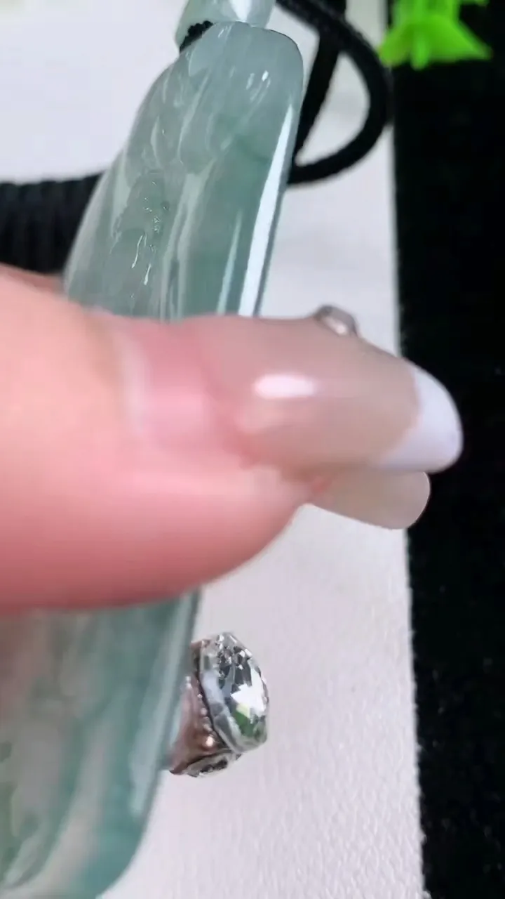 天然A货翡翠种飘花观音菩萨吊坠，尺寸66.2-43.4-4.7，重量:38.00g
1月27日