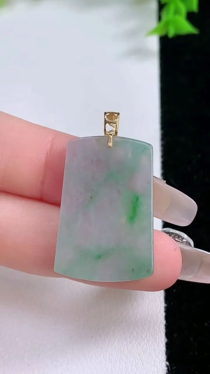 天然A货翡翠无事牌吊坠，尺寸28-18.2-2.4，重量:4.48g
1月27日