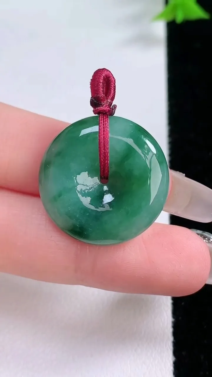 天然A货翡翠平安扣吊坠，尺寸23-5.3，重量:6.80g
1月27日