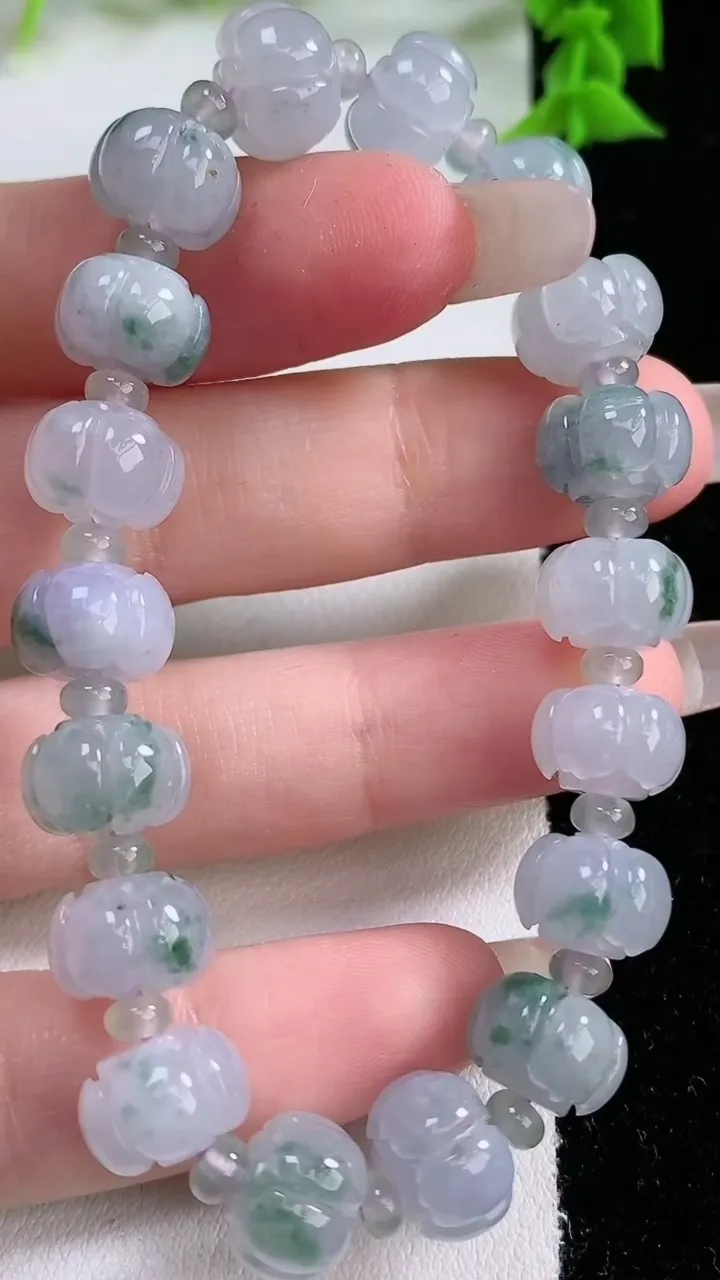 天然A货翡翠飘花莲花手串，尺寸10.4-7.8-18颗，重量:27.31g1月27日
工厂直销收藏佳品,种好水足，色泽均匀，有种有色，上手高大气！