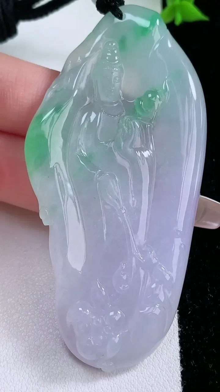 天然A货翡翠大势至菩萨吊坠，尺寸77-39-6.6，重量:45.32g
1月27日