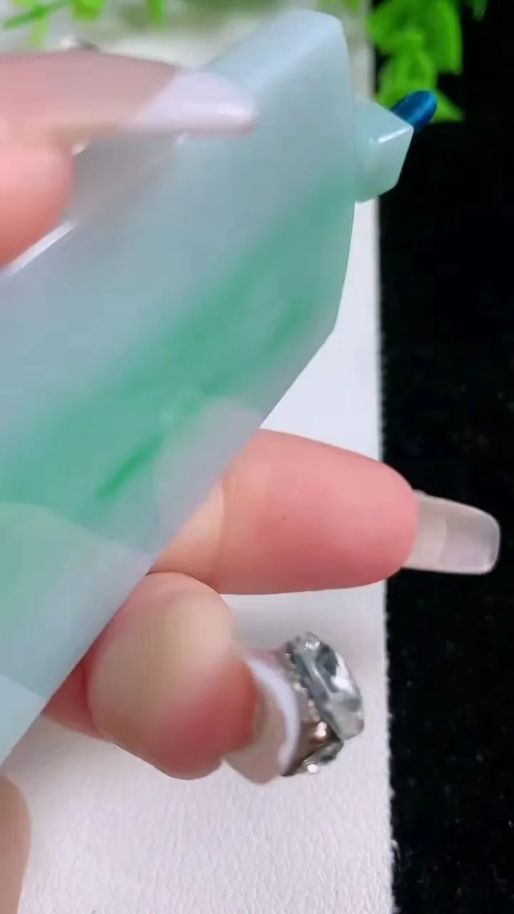 天然A货翡翠无事牌吊坠，尺寸66-38.8-5.2，重量:41.47g
1月27日