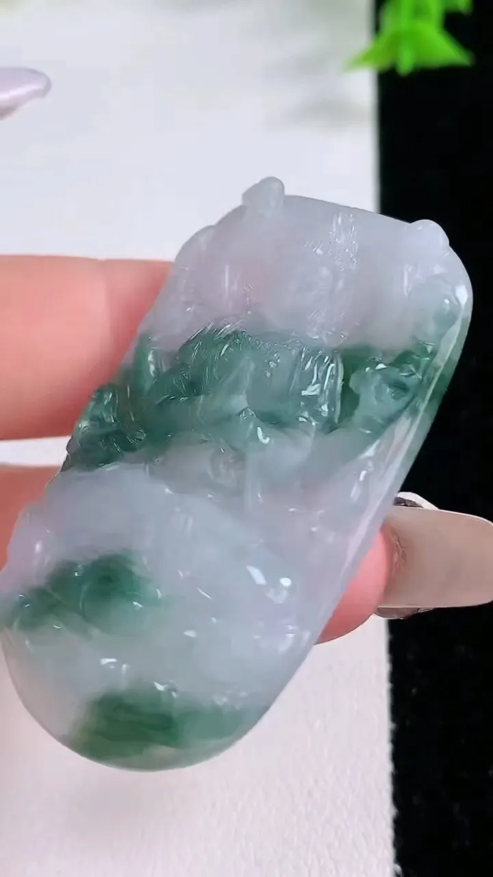 天然A货翡翠飘花千手观音吊坠，尺寸48-27.8-5.7，重量:16.31g
1月27日