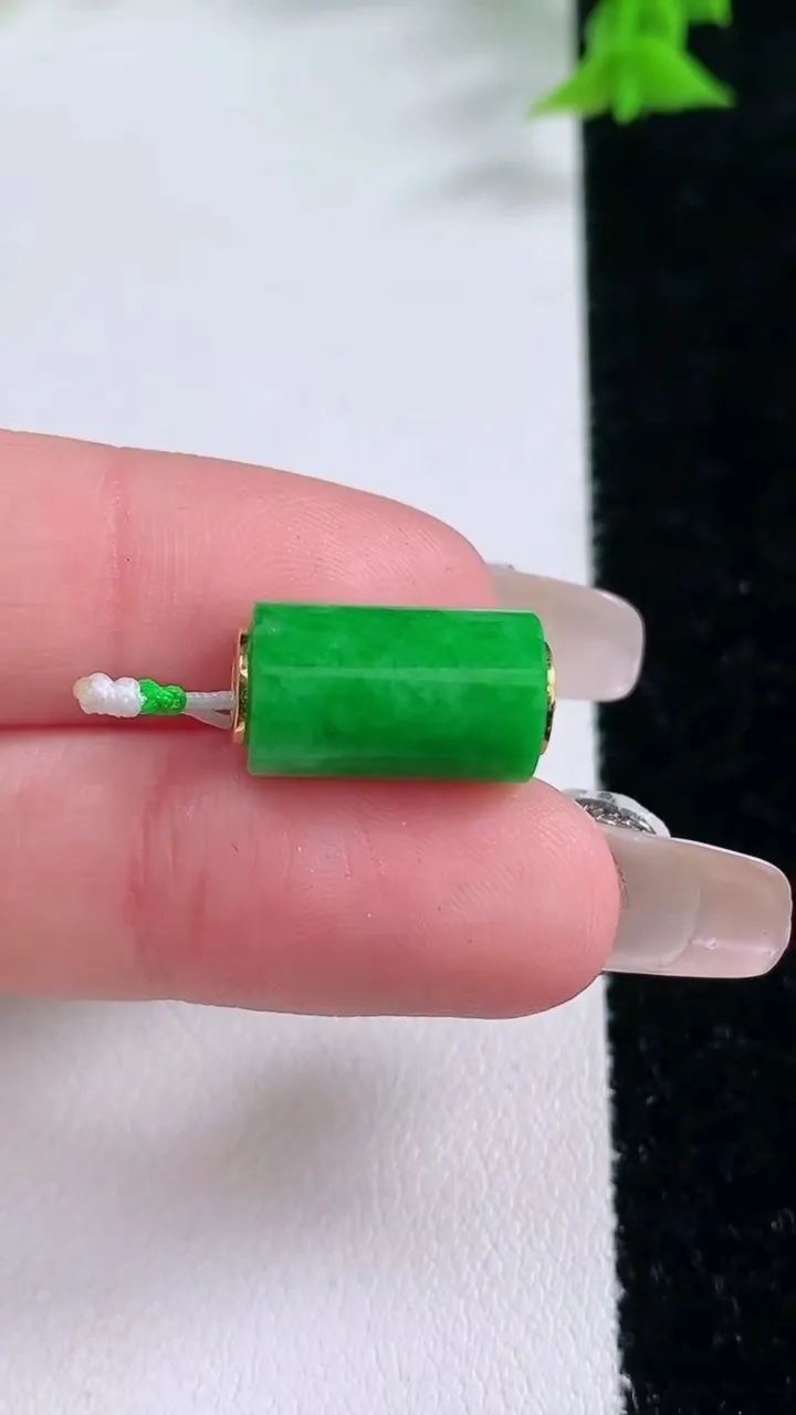 天然A货翡翠路路通吊坠，尺寸16-8.7，重量:2.98g
1月27日