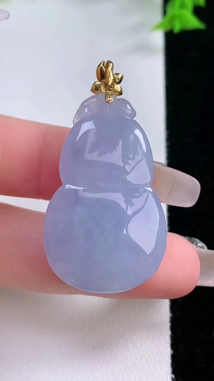 天然A货翡翠18K金紫罗兰葫芦吊坠，尺寸35.3-21.4-13，重量:14.77g
1月27日