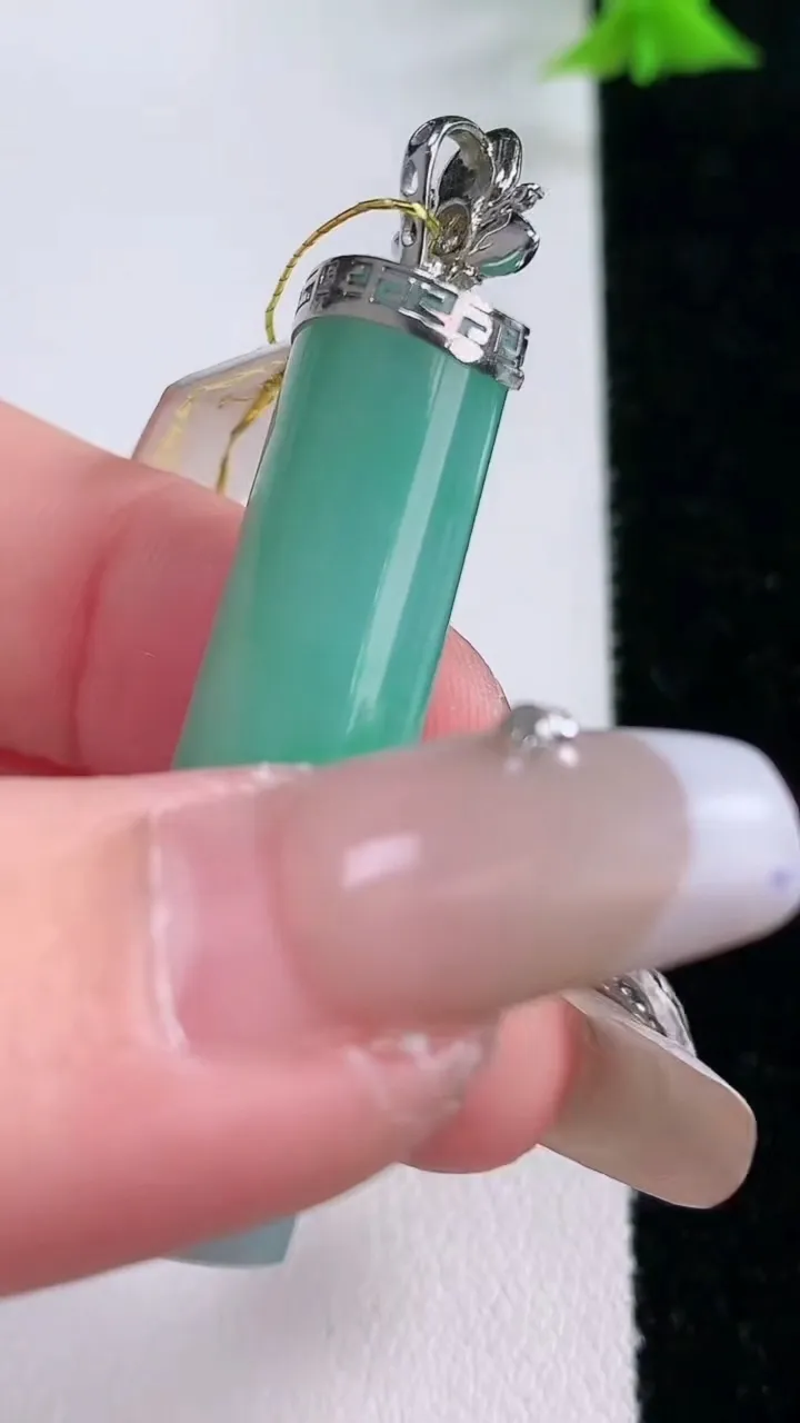 天然A货翡翠平安柱吊坠，尺寸42.3-11.2-8.6，重量:12.06g
1月27日