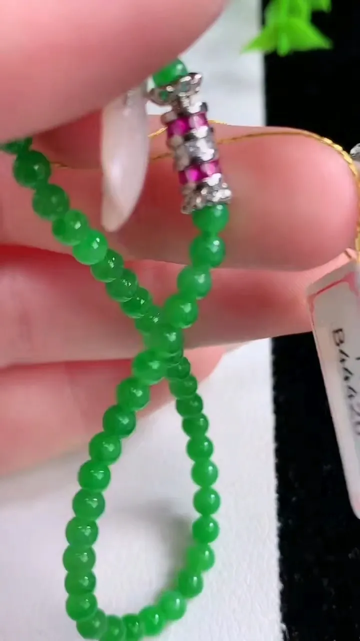 天然A货翡翠小米珠手串，尺寸3.3-49颗，重量:4.44g1月27日
工厂直销收藏佳品,种好水足，色泽均匀，有种有色，上手高大气！