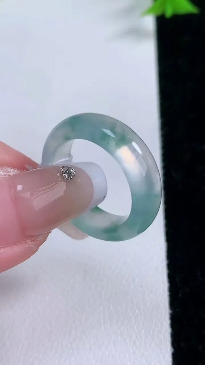 天然A货翡翠种飘花指环戒指，尺寸16.3-5.7-3.3，重量:4.15g2026年1月27日
工厂