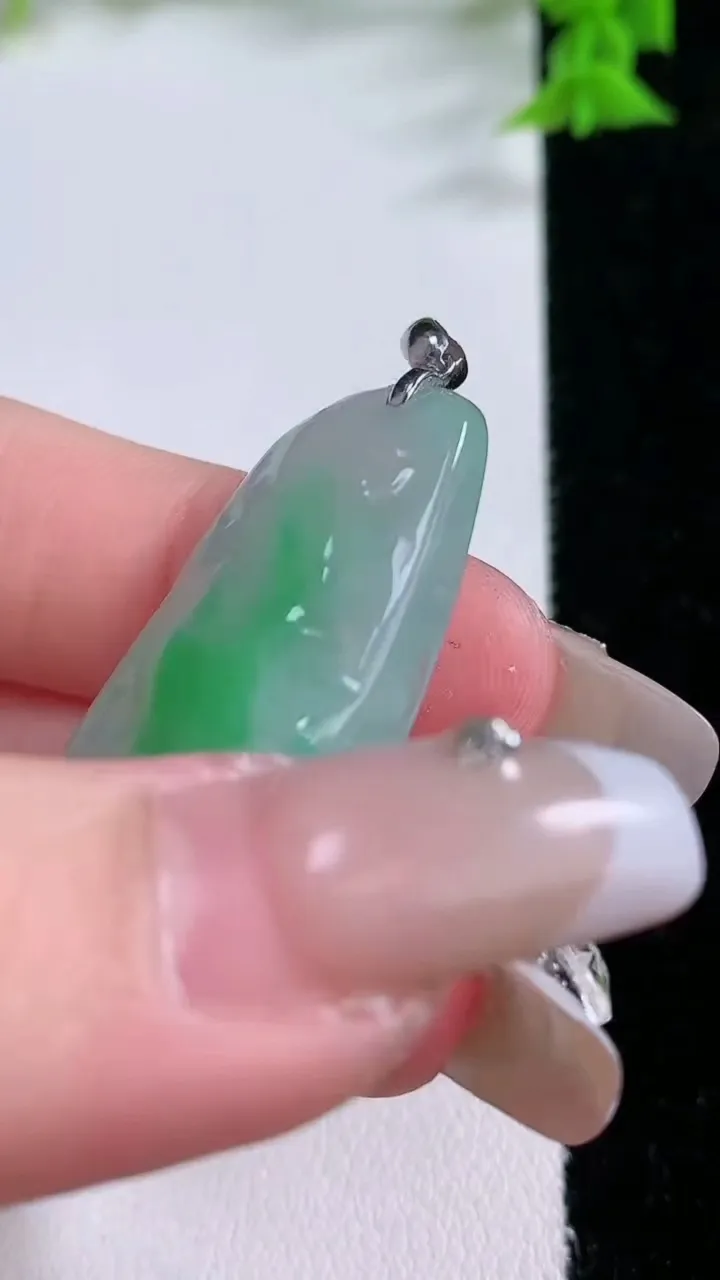 天然A货翡翠原石吊坠，尺寸36.7-17.8-6.5，重量:9.43g
1月27日