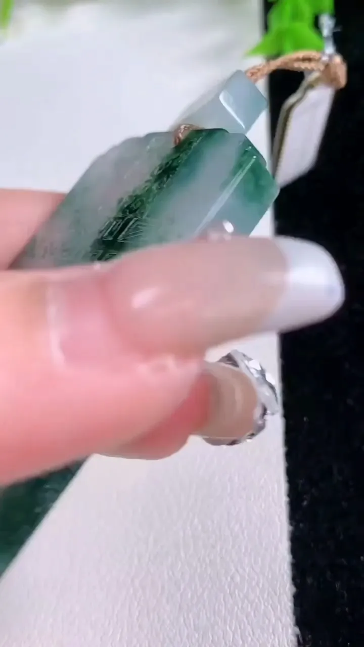 天然A货翡翠种飘花仿古无事牌吊坠，尺寸56-33-5.5，重量:36.00g
1月27日