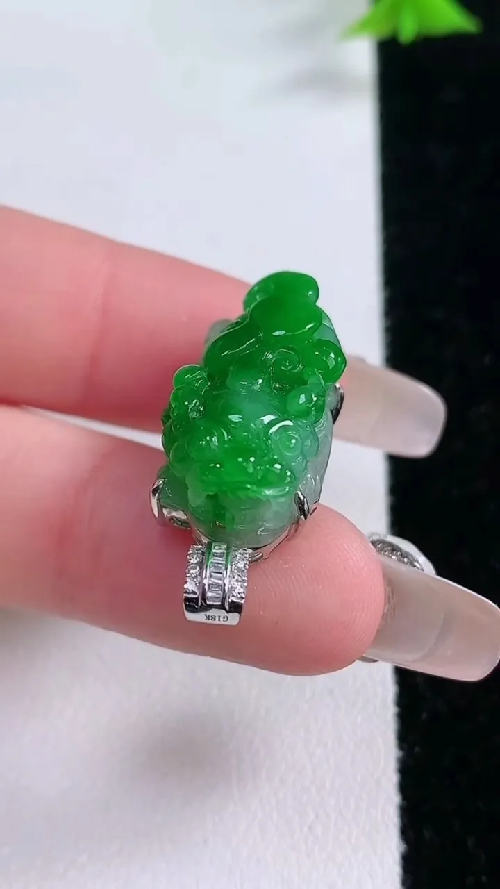 天然A货翡翠貔貅吊坠，尺寸22.7-12.8-11，重量:6.02g
1月27日