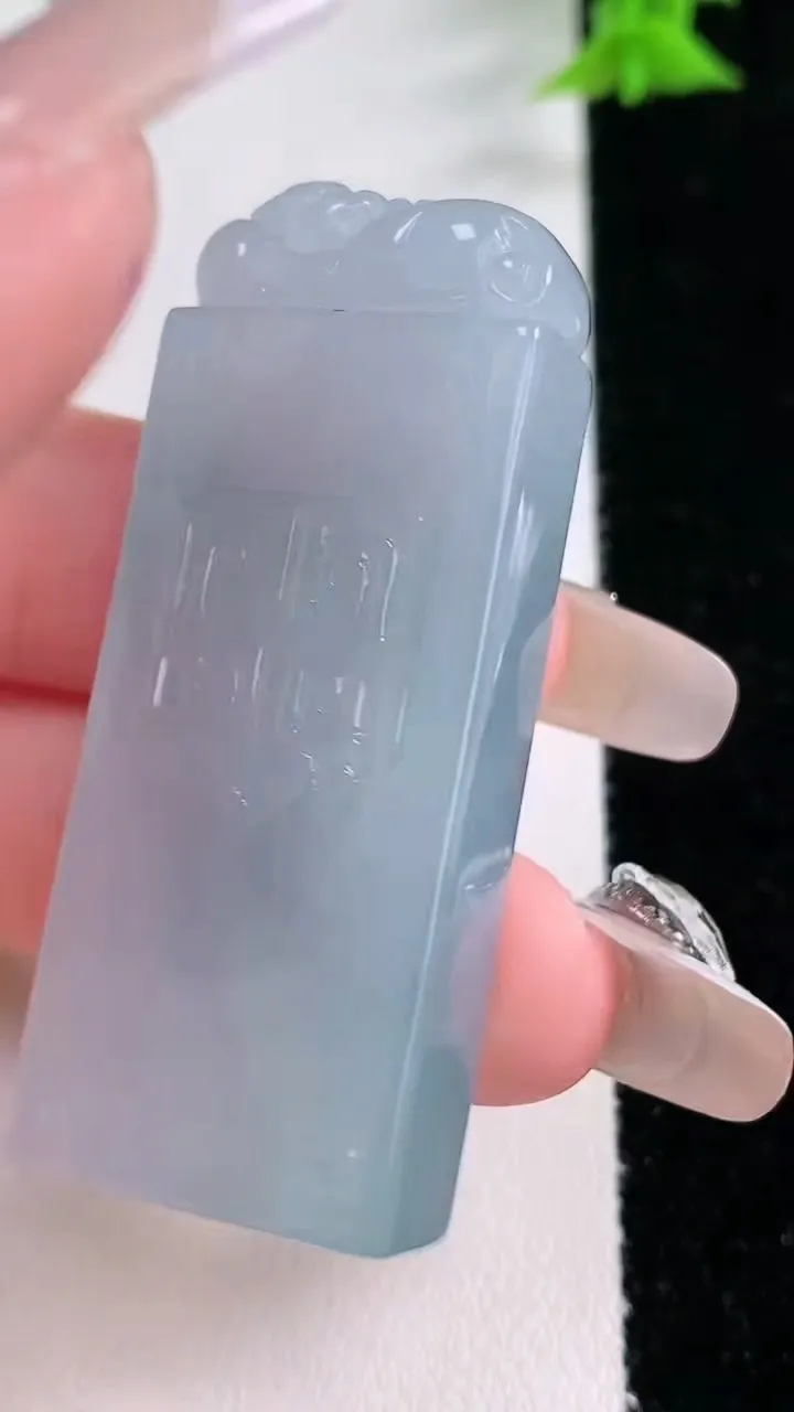 天然A货翡翠仿古无事牌吊坠，尺寸50.3-20.2-8.3，重量:30.00g
1月27日