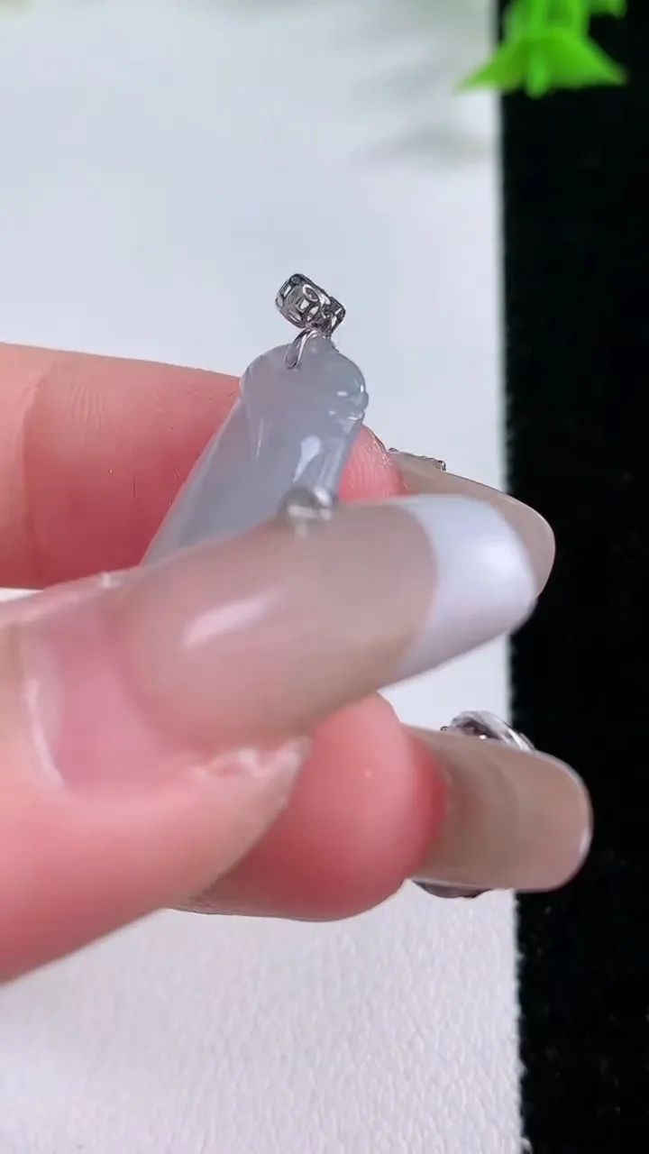 天然A货翡翠节节高升 竹节吊坠，尺寸31-13.7-3.8，重量:3.72g
1月27日