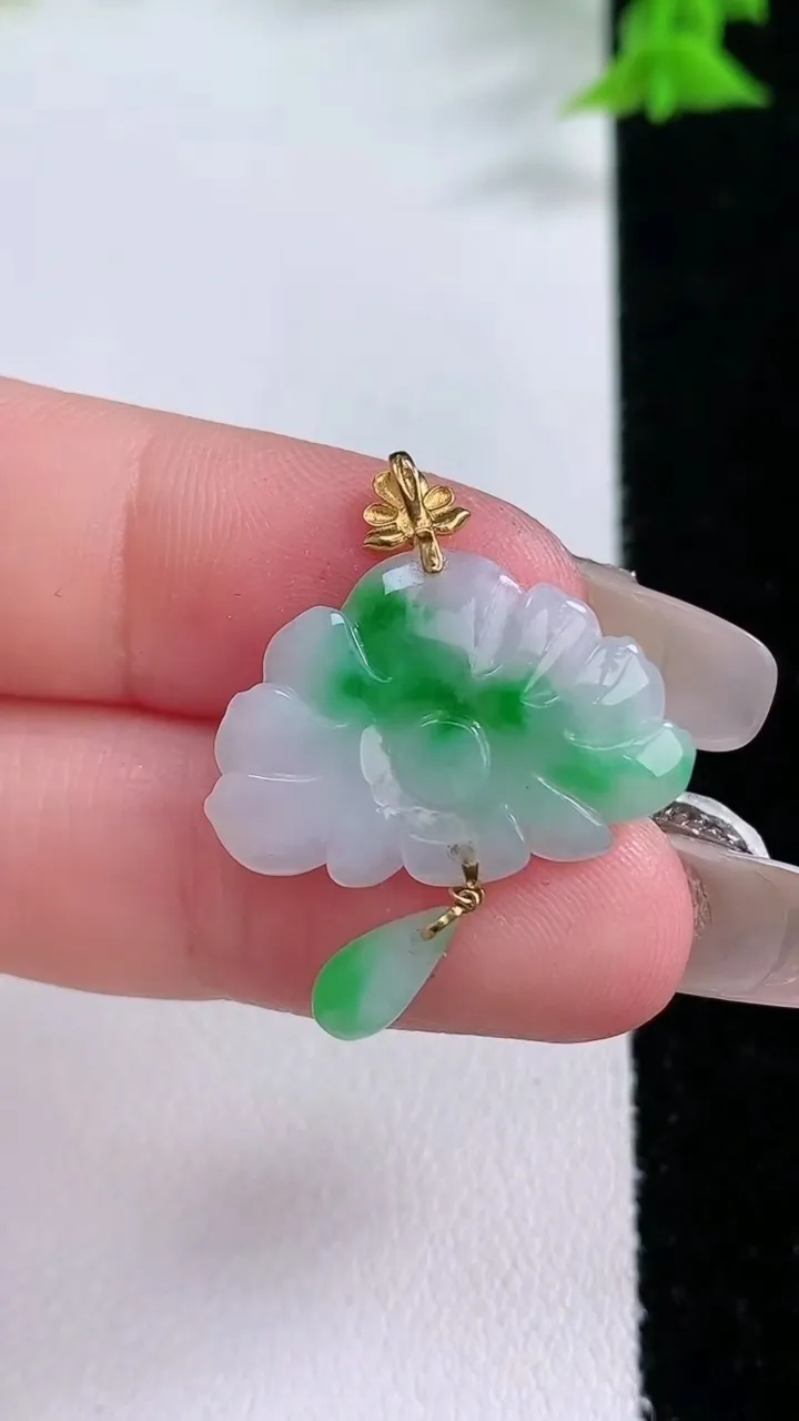天然A货翡翠和和美美 荷花吊坠，尺寸25-20.8-3，重量:1.99g
1月27日
