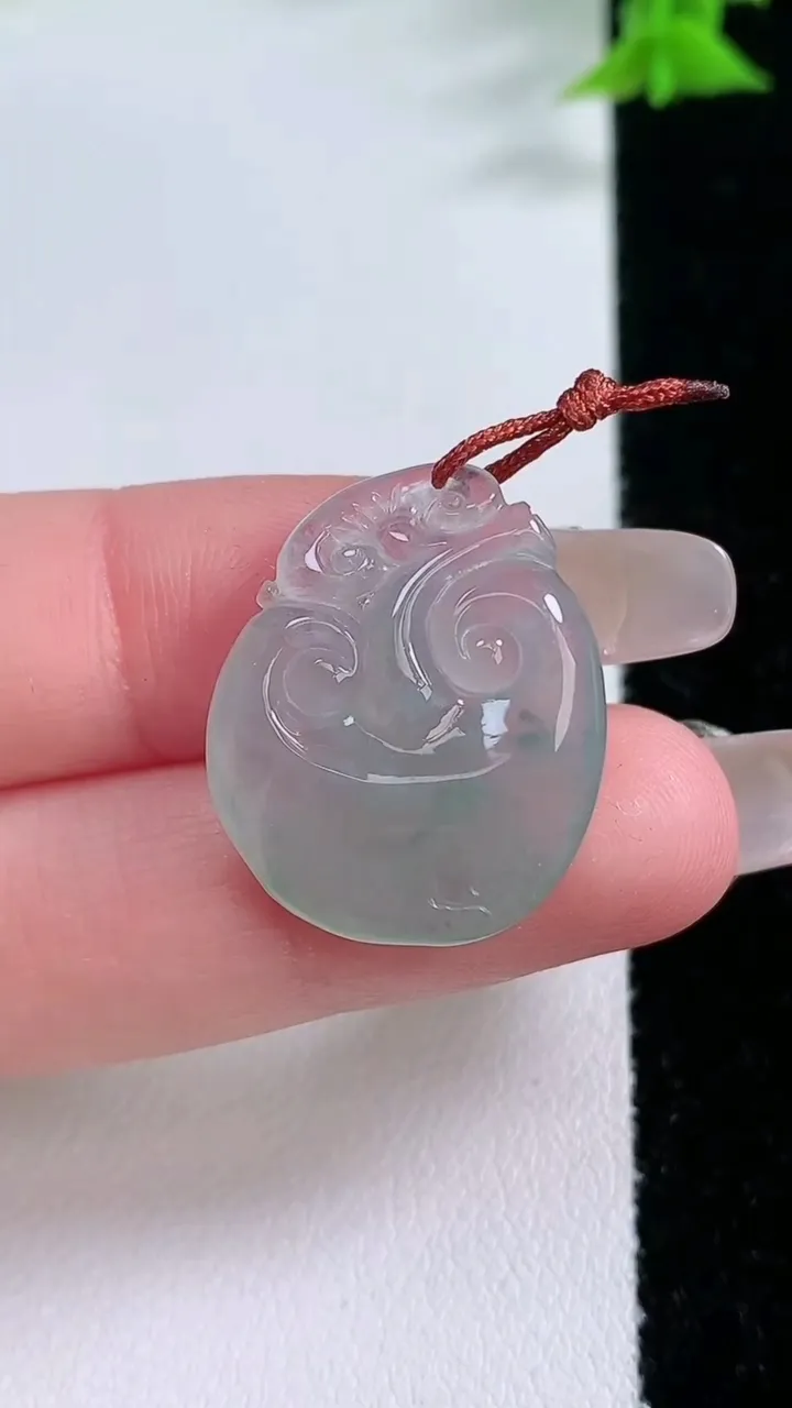 天然A货翡翠冰种飘花如意头吊坠，尺寸24.3-19.6-5.8，重量:4.60g
1月27日