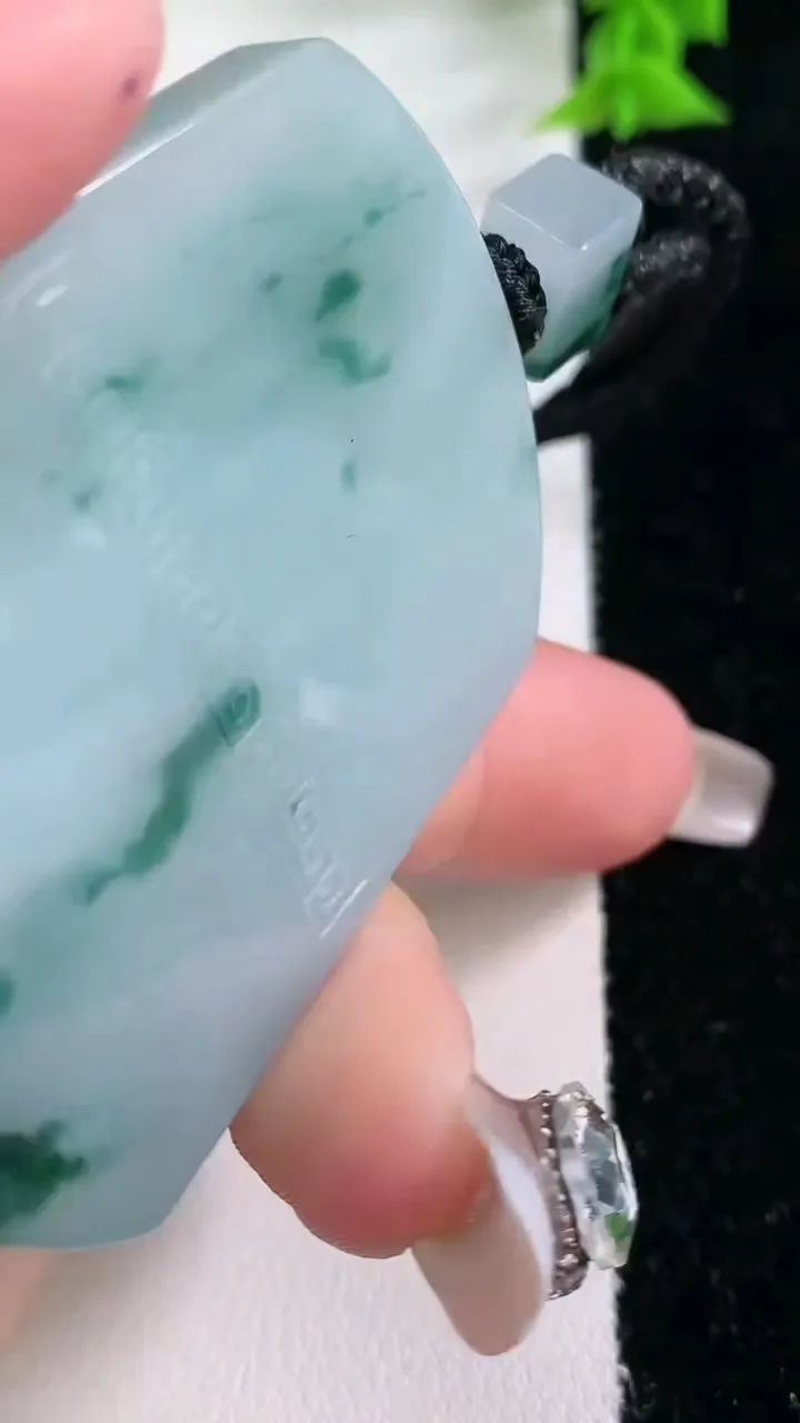 天然A货翡翠飘花仿古无事牌吊坠，尺寸54-40.7-5.7，重量:42.01g
1月27日