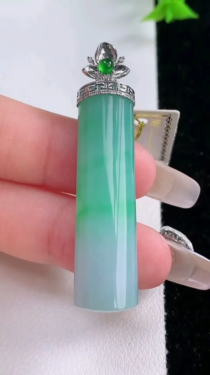天然A货翡翠平安柱吊坠，尺寸42.3-11.2-8.6，重量:12.06g
1月27日