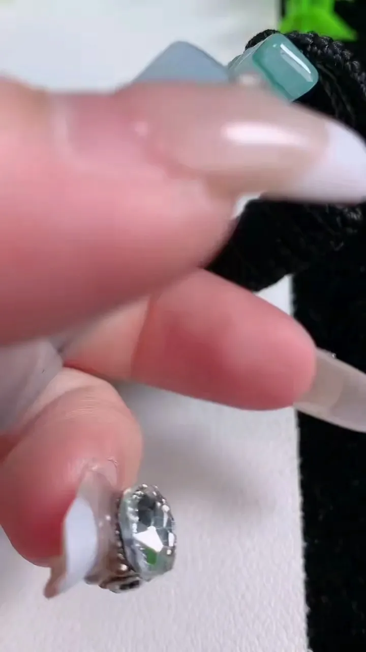 天然A货翡翠种飘花仿古无事牌吊坠，尺寸53.7-41.7-5.7，重量:42.67g
1月27日