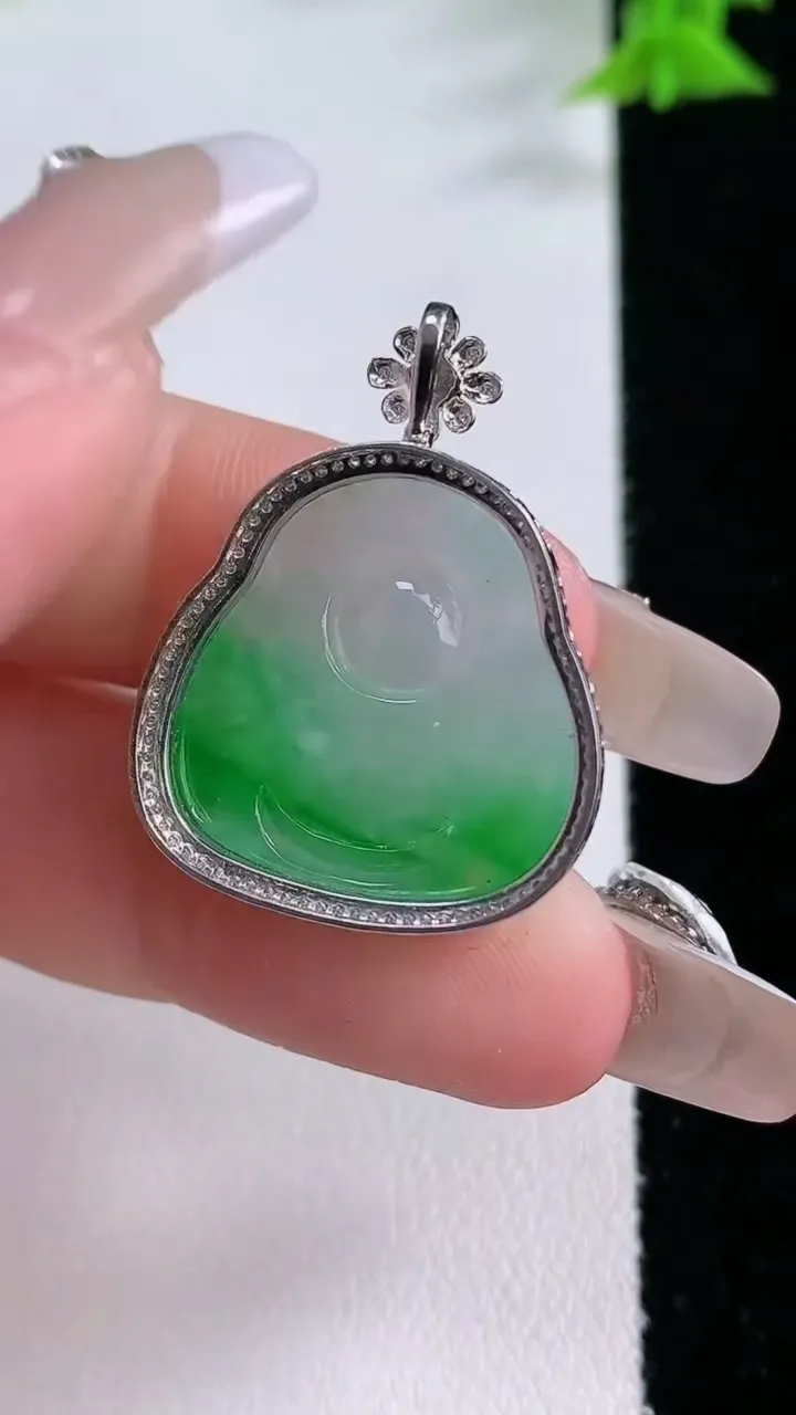 天然A货翡翠财神爷吊坠，尺寸28.5-21.6-7.7，裸石19.8-19重量:4.73g
1月27日