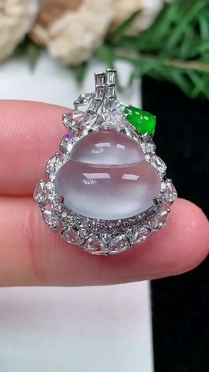 天然A货翡翠白冰葫芦吊坠，尺寸24.9-18.7-11.8，裸石12.2-13.4，重量:3.76g