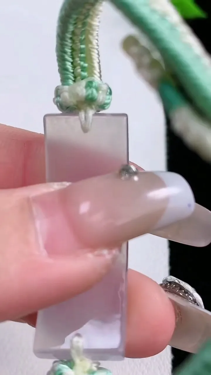 天然A货翡翠素面手牌，尺寸36-12.4-3，重量:6.84g
1月27日