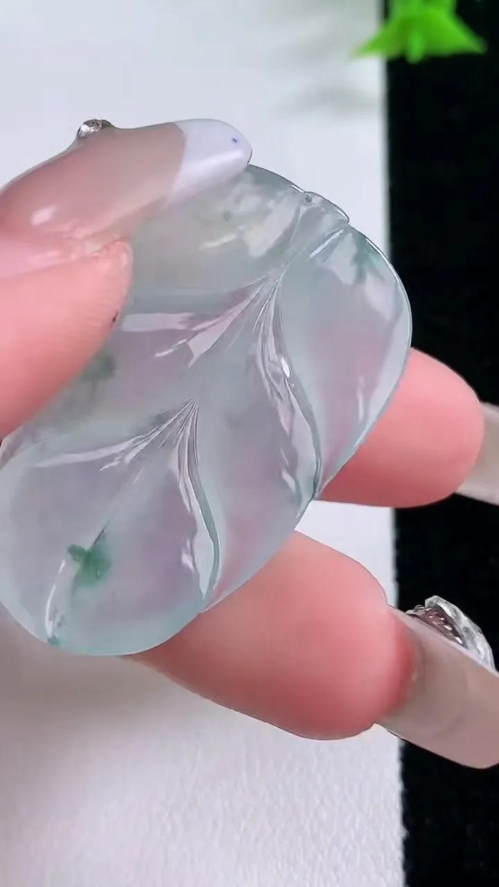 天然A货翡翠冰种飘花金枝玉叶 叶子吊坠，尺寸38.2-23.7-4.2，重量:8.00g
1月27日