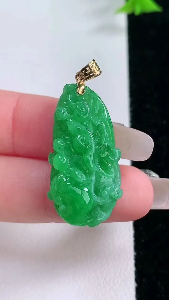 天然A货翡翠白菜吊坠，尺寸30.7-15.2-9.7，重量:6.04g
1月27日