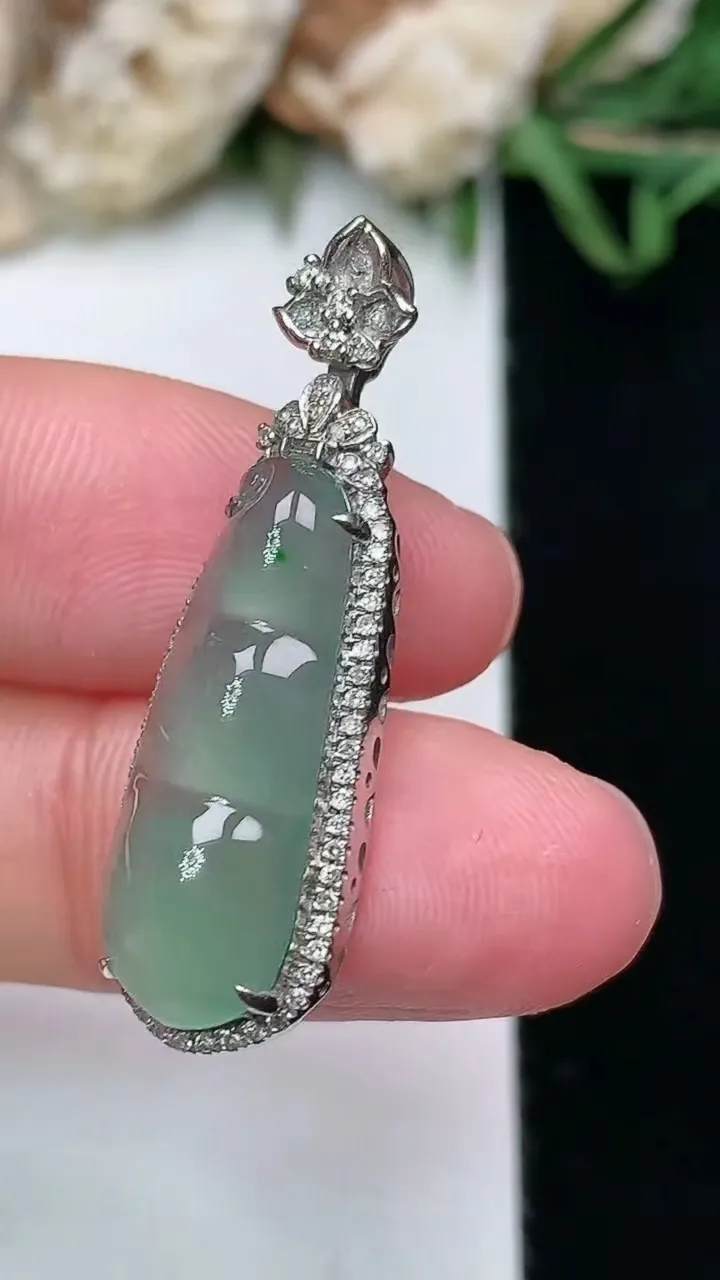 天然A货翡翠福豆吊坠，尺寸33.4-10.3-7.8，裸石22.3-8.2，重量:3.12g
1月27日