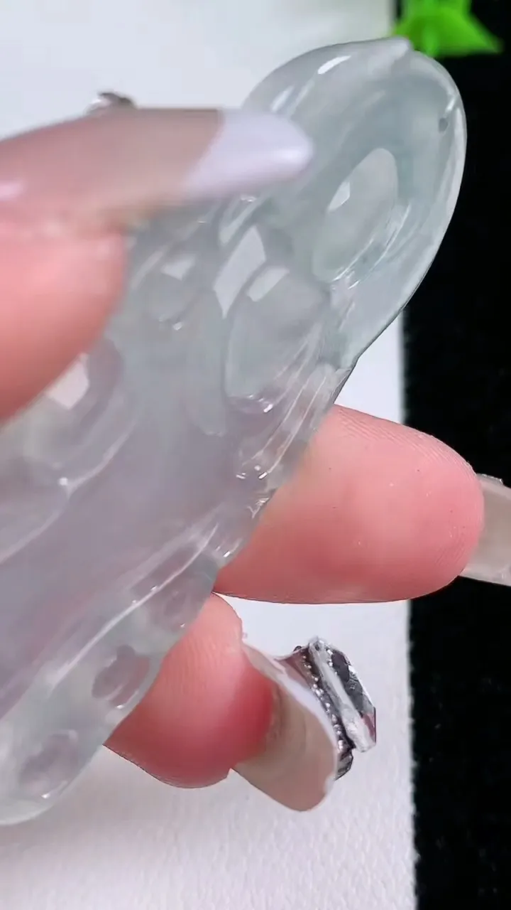 天然A货翡翠种白冰大势至菩萨吊坠，尺寸58.5-26.8-6.3，重量:18.63g
1月27日