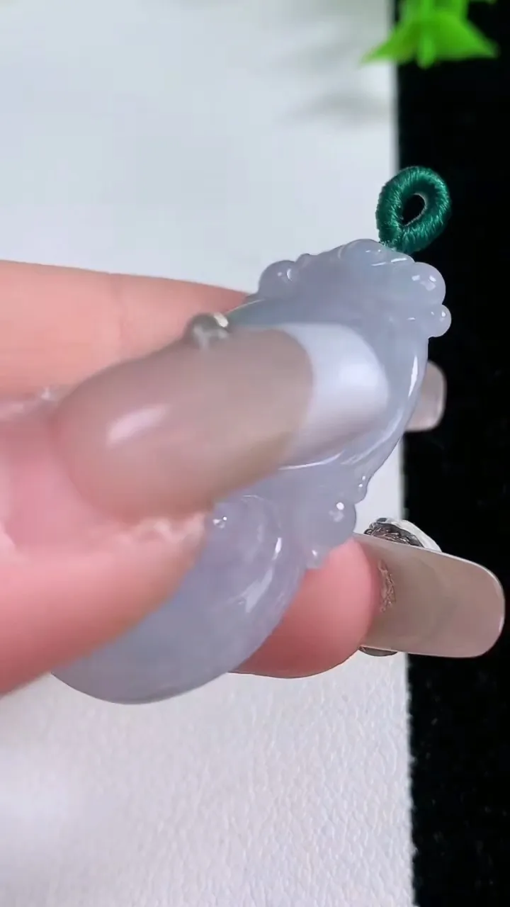 天然A货翡翠如意吊坠，尺寸40.5-22-5，重量:8.56g
1月27日