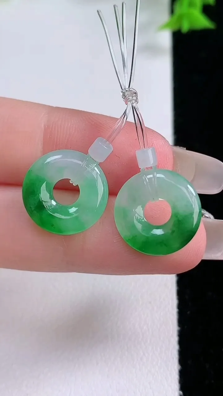 天然A货翡翠平安环吊坠一对，尺寸14-2.6，重量:2.23g
1月27日