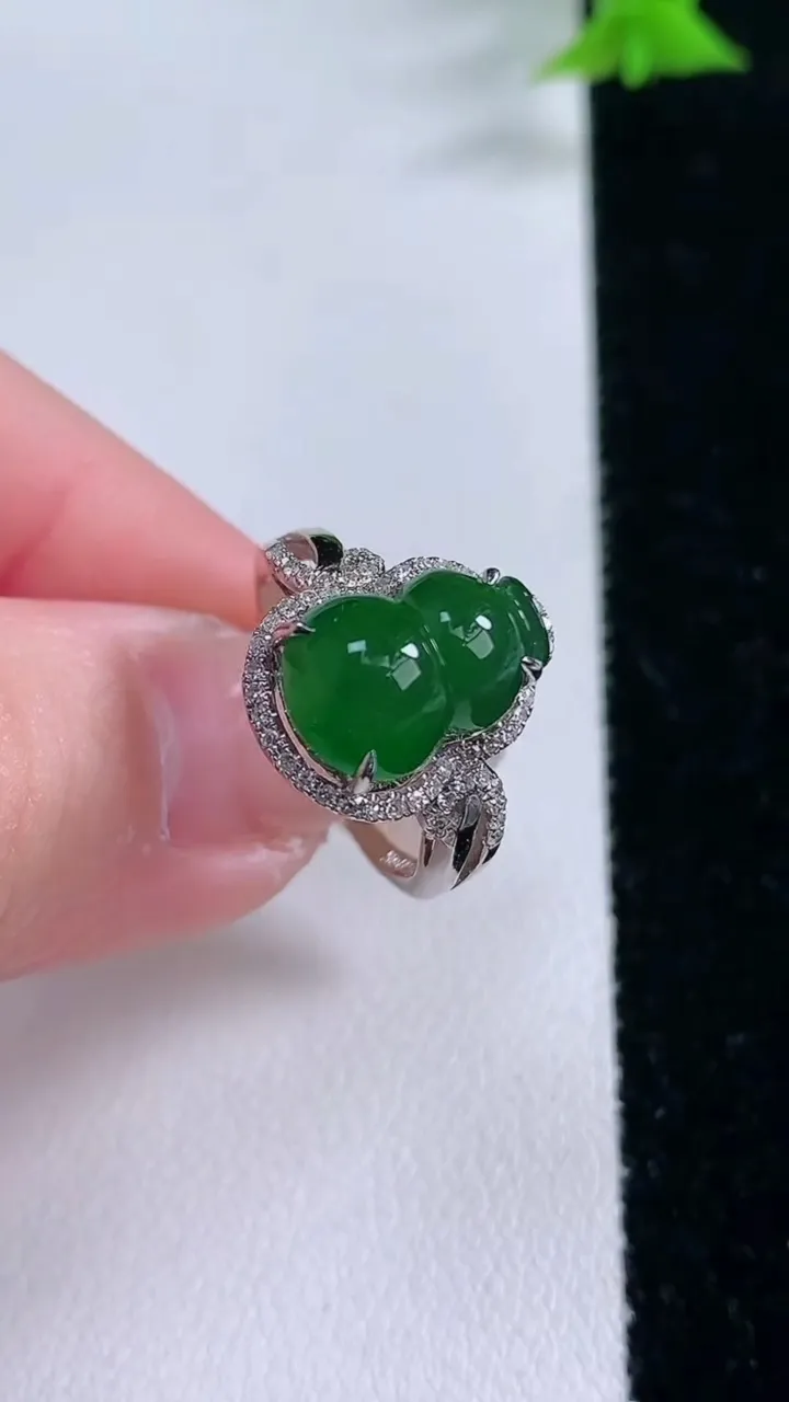 天然A货翡翠葫芦戒指，尺寸17.3-12-7.8-8，重量:4.48g2026年1月27日
工厂直销收藏佳品,种好水足，色泽均匀，有种有色，上手高大气！