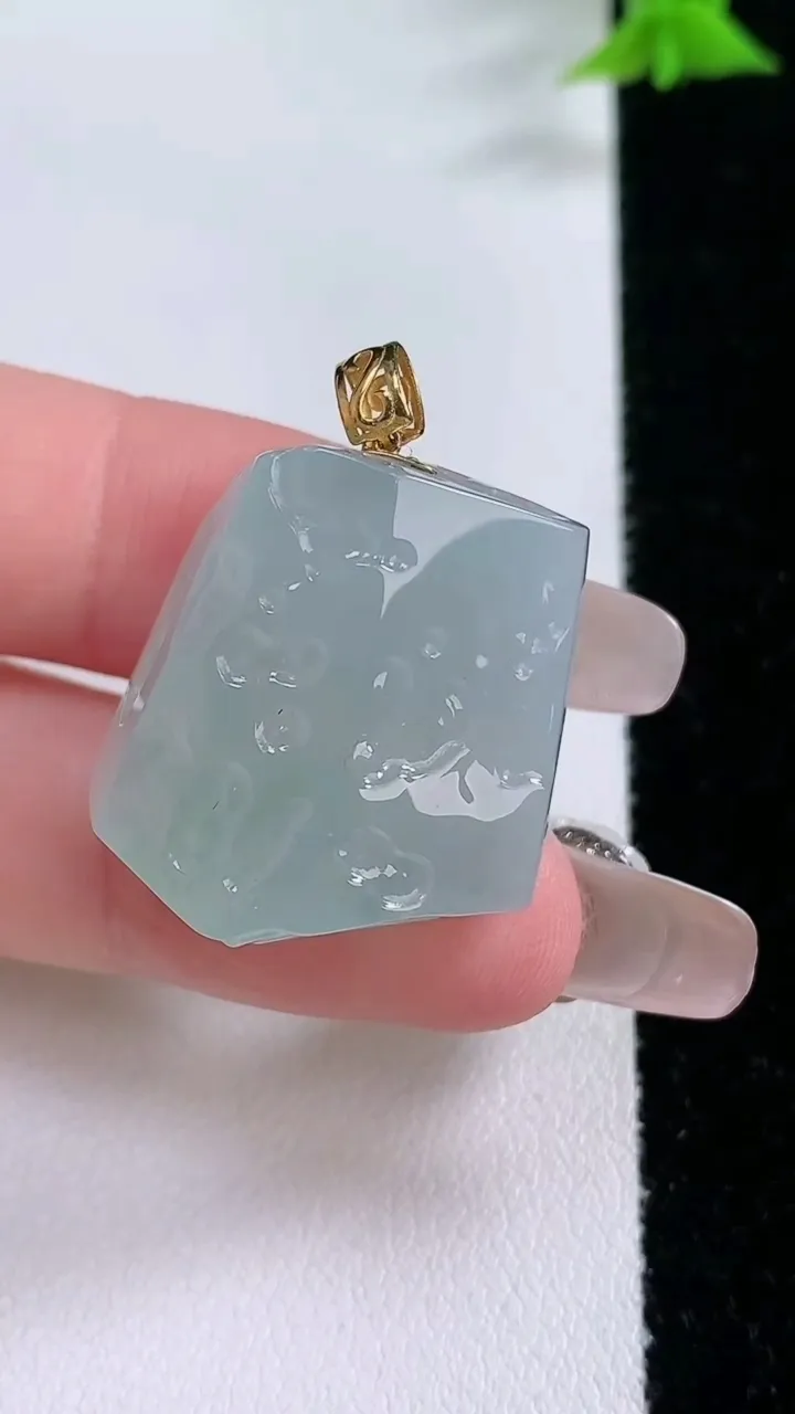 天然A货翡翠原石吊坠，尺寸24.6-22.8-12.5，重量:13.38g
1月27日