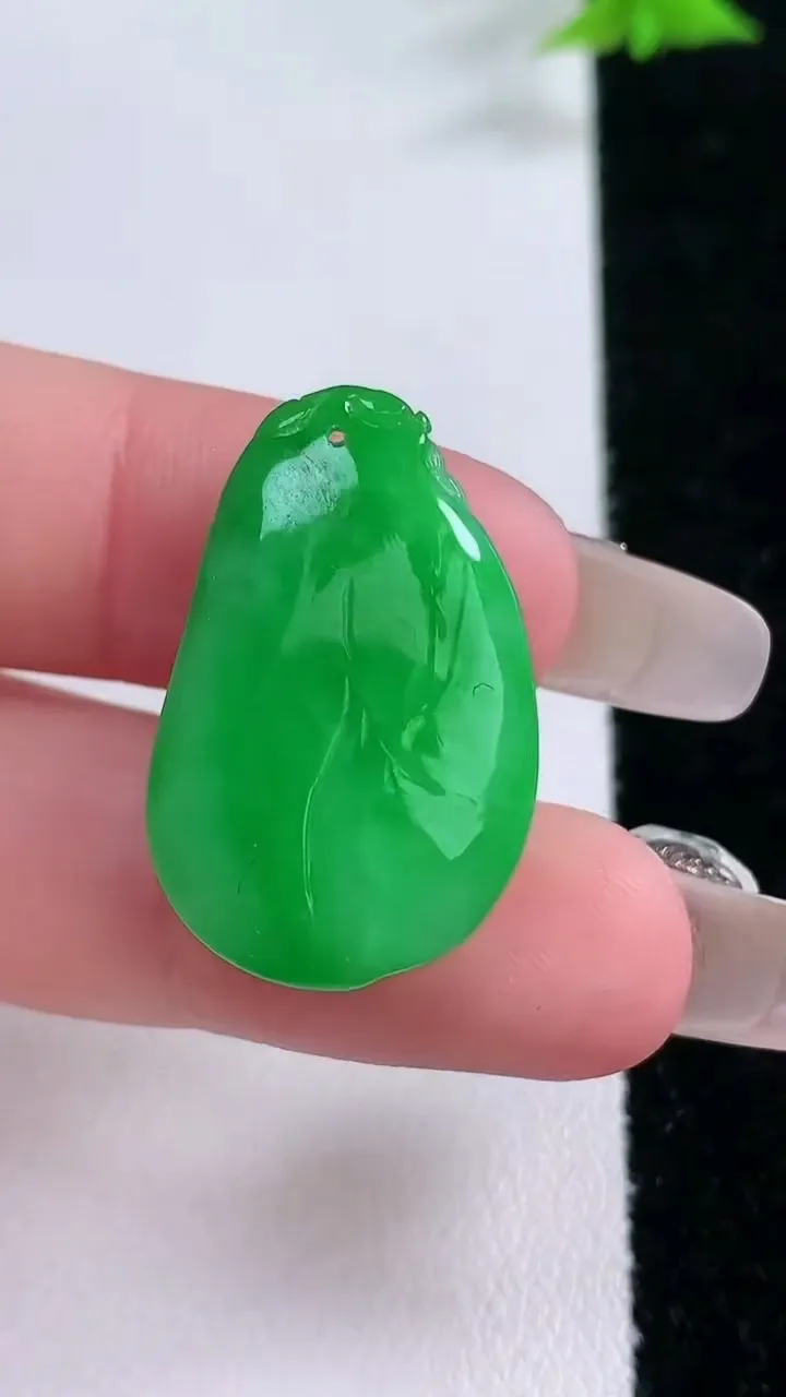 天然A货翡翠福瓜吊坠，尺寸26.8-17-9.2，重量:6.72g
1月27日