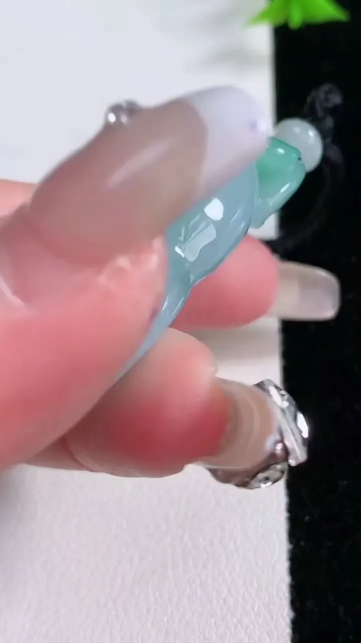 天然A货翡翠葫芦吊坠，尺寸52.2-26.7-12.5，重量:36.10g
1月27日