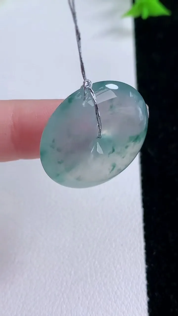 天然A货翡翠种飘花平安扣吊坠，尺寸25.2-6，重量:8.00g
1月27日