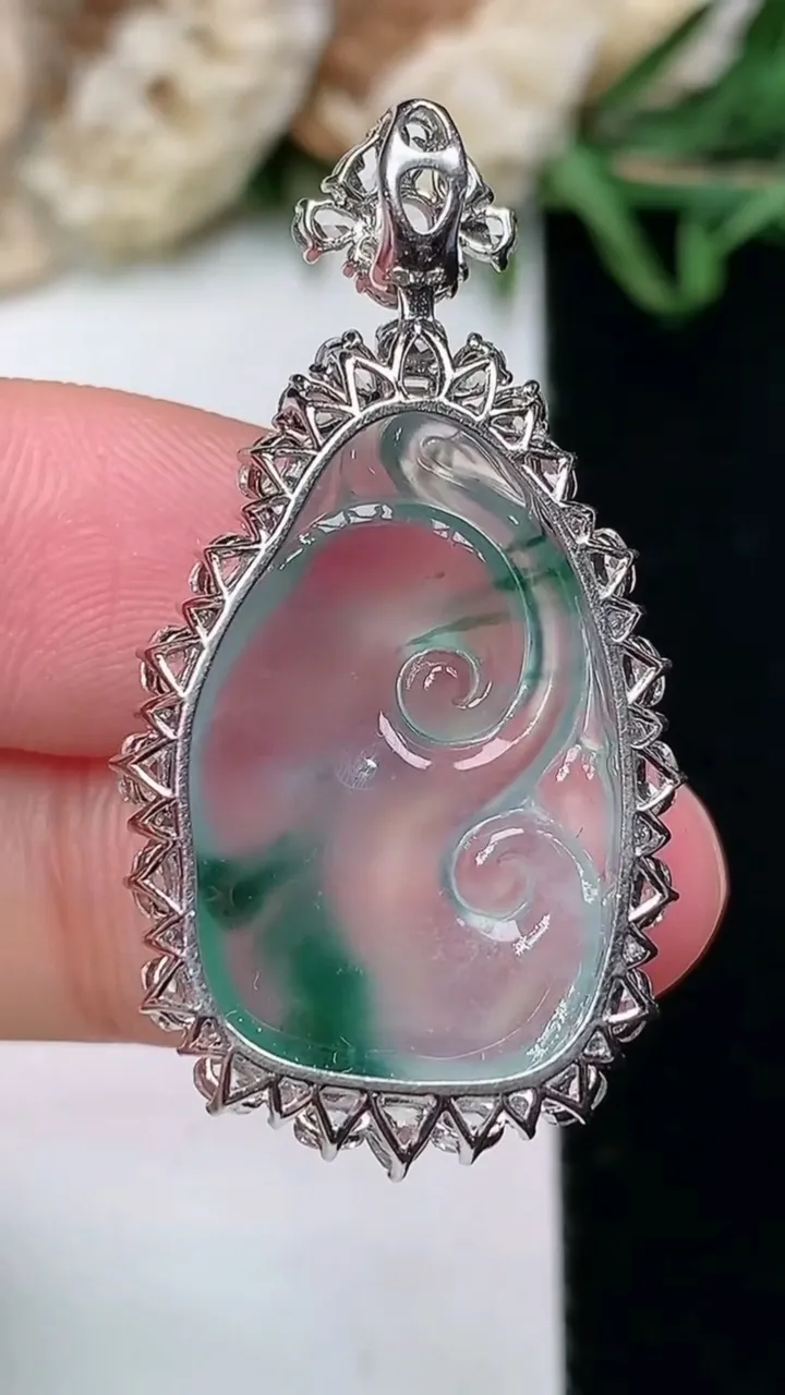 天然A货翡翠飘花如意吊坠，尺寸37.8-19.3-7.8，裸石24.5-16，重量:5.55g
1月27日