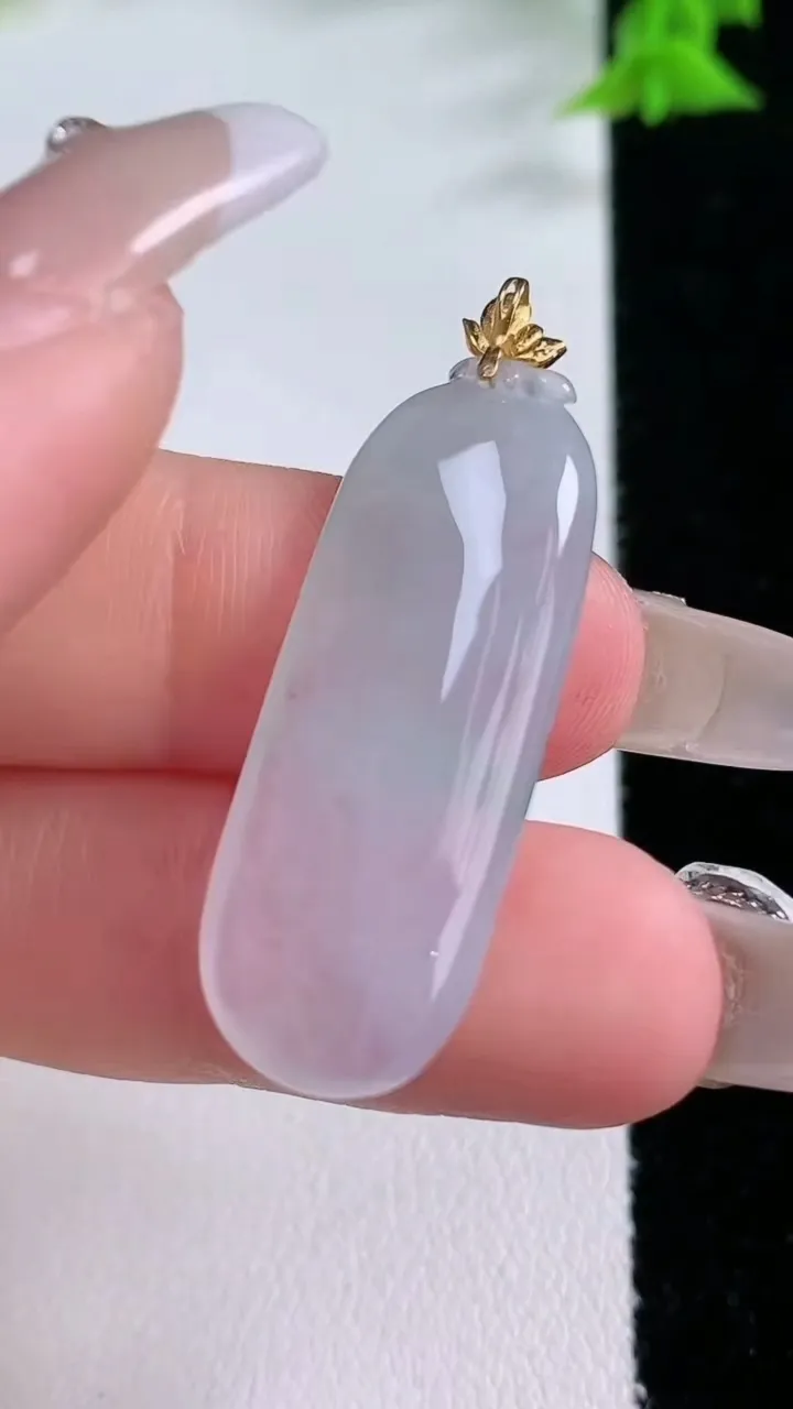 天然A货翡翠福瓜吊坠，尺寸33-12.4-5，重量:4.92g
1月27日