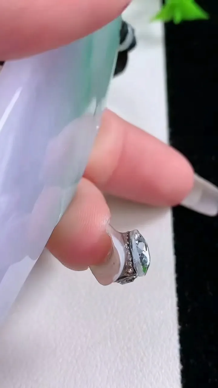 天然A货翡翠大势至菩萨吊坠，尺寸77-39-6.6，重量:45.32g
1月27日