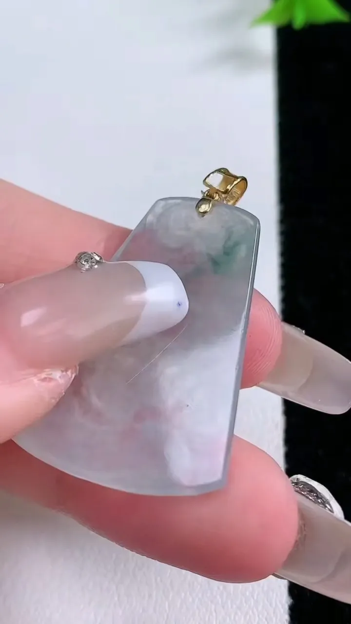 天然A货翡翠种飘花龙牌吊坠，尺寸33.7-24.8-3.7，重量:5.92g
1月27日