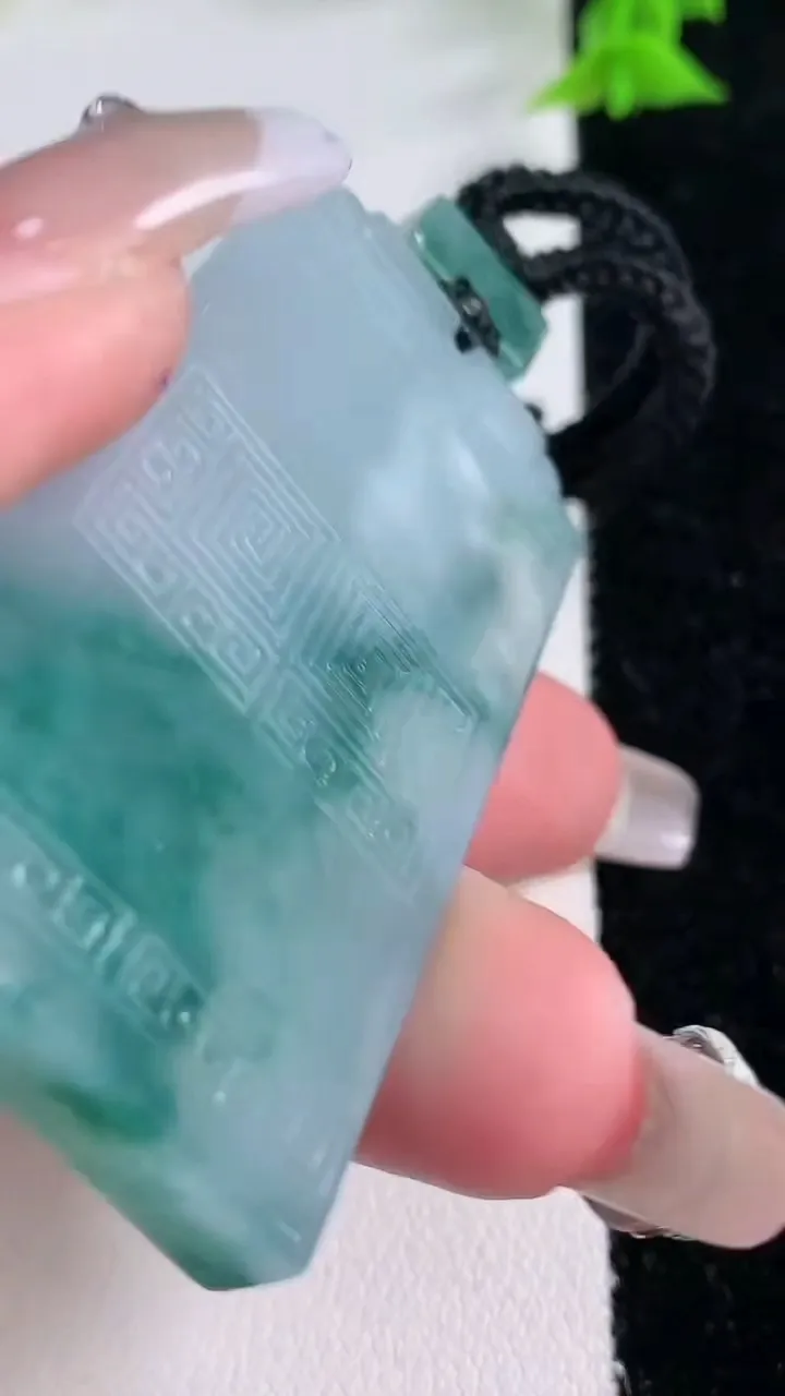 天然A货翡翠飘花仿古无事牌吊坠，尺寸56-28.4-5.8，重量:36.11g
1月27日