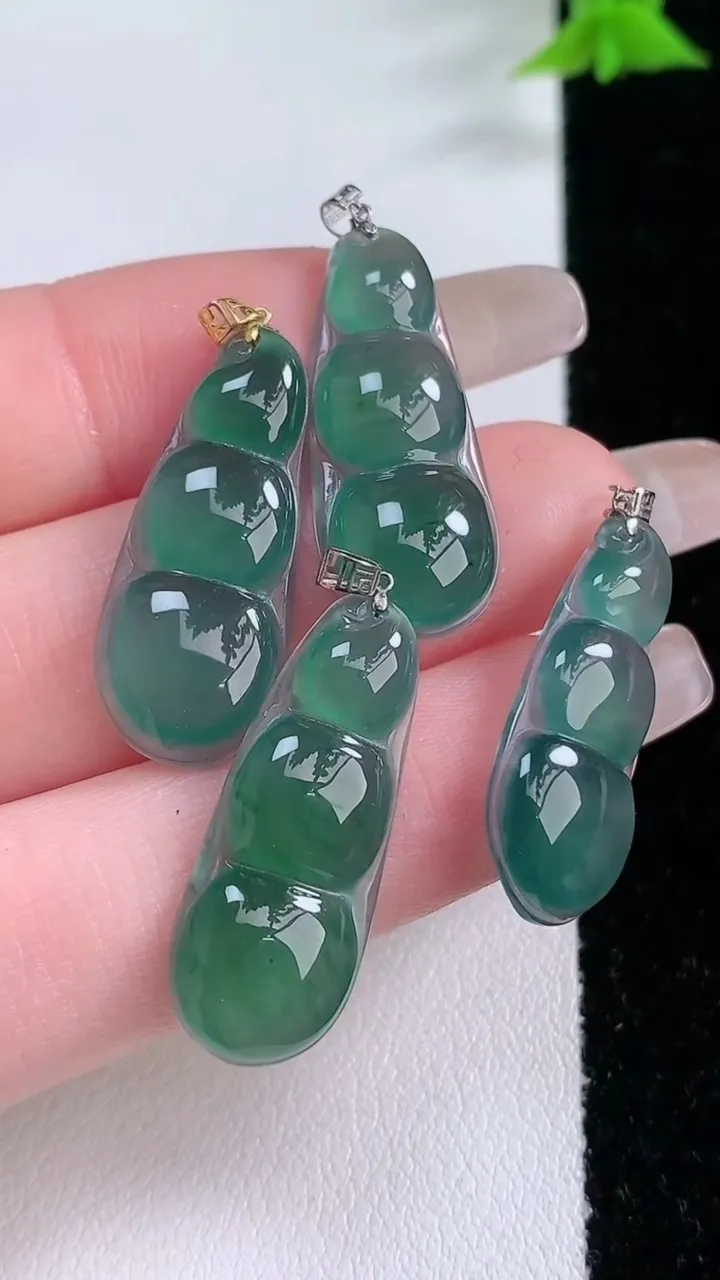 天然A货翡翠福豆吊坠一手，尺寸25.3-10.6-3.7，重量:8.67g
1月27日