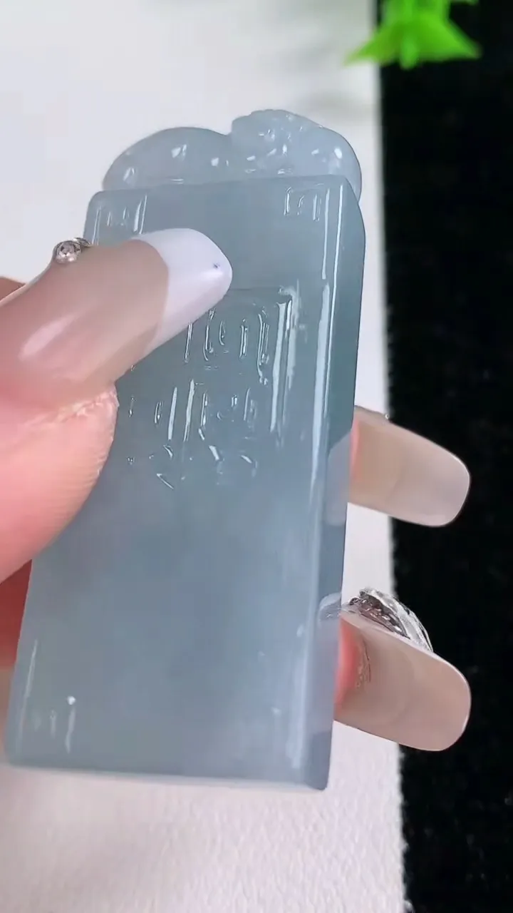 天然A货翡翠仿古无事牌吊坠，尺寸50.3-20.2-8.3，重量:30.00g
1月27日