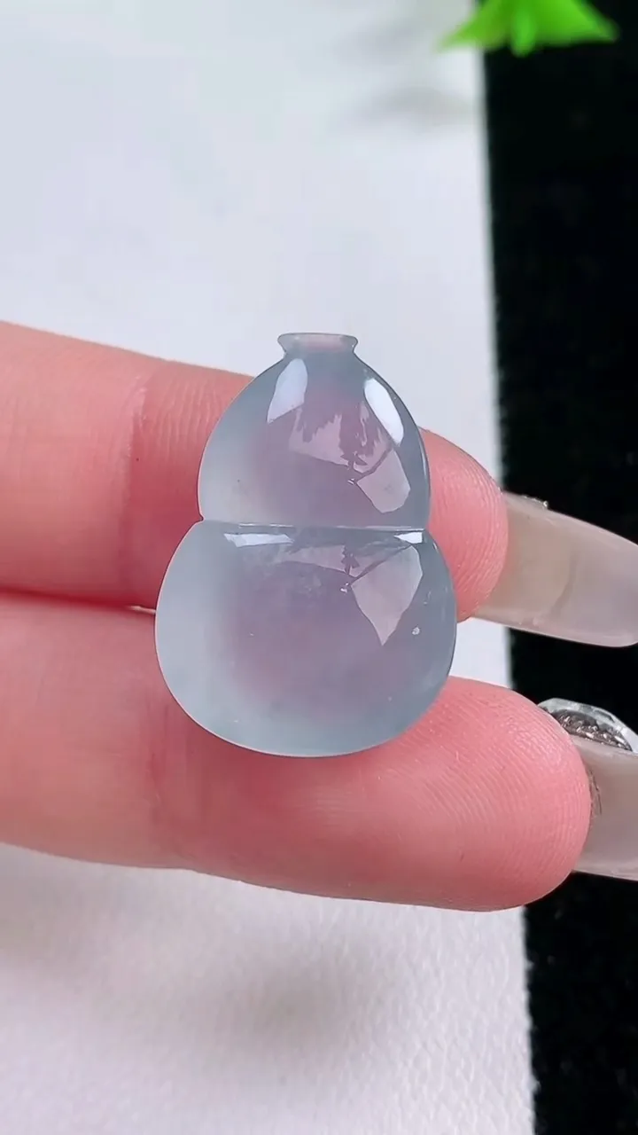 天然A货翡翠种飘花葫芦镶嵌件，尺寸23.3-16.6-8.6，重量:4.96g
1月27日