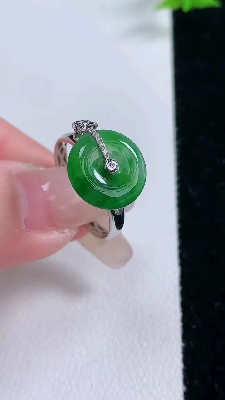 天然A货翡翠平安扣戒指，尺寸17.3-12-4.7，重量:2.43g2026年1月27日
工厂直销收