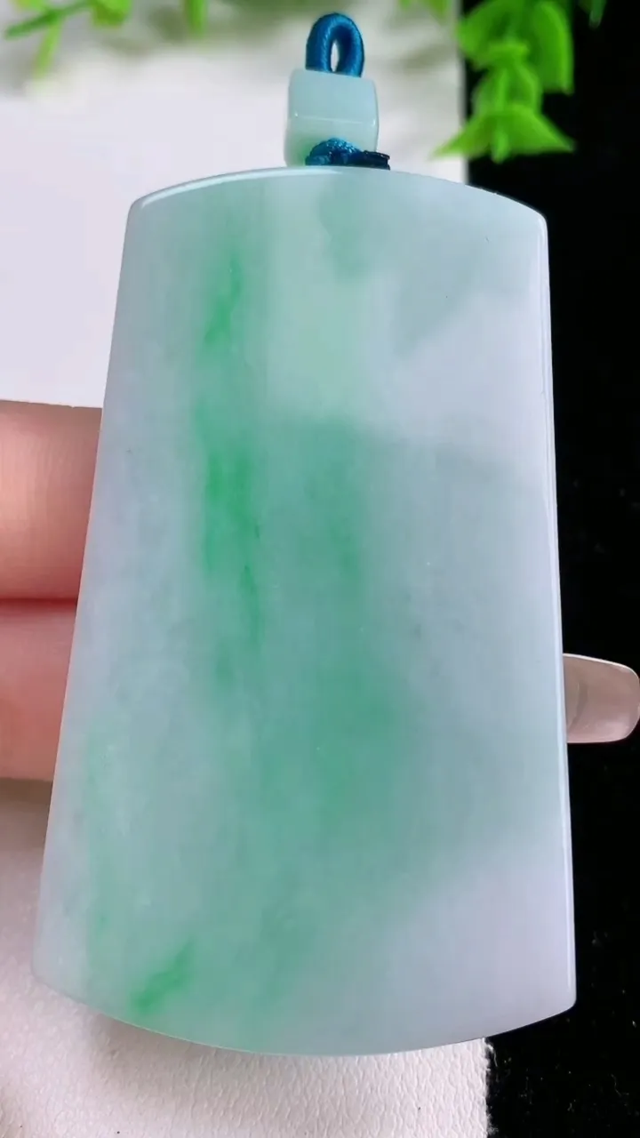 天然A货翡翠无事牌吊坠，尺寸66-38.8-5.2，重量:41.47g
1月27日