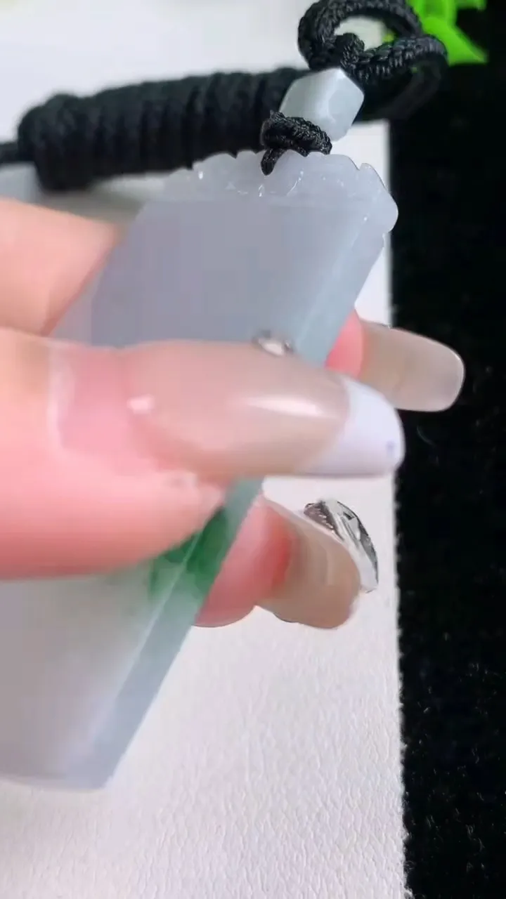 天然A货翡翠飘花无事牌吊坠，尺寸56.5-34-3.5，重量:24.62g
1月27日