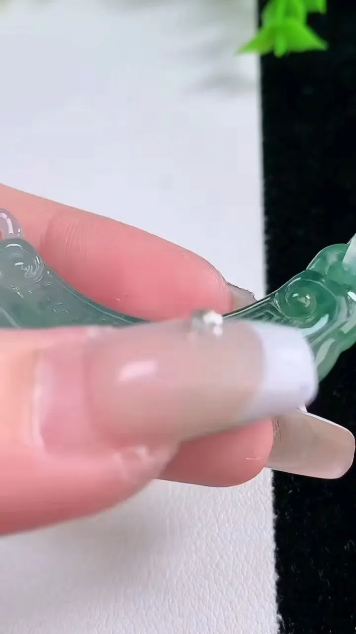 天然A货翡翠冰种飘花如意锁吊坠，尺寸12-55.3-6，重量:11.68g
1月27日