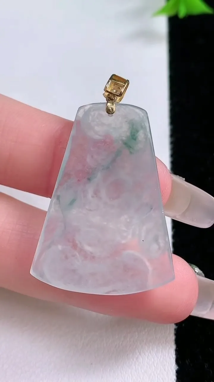 天然A货翡翠种飘花龙牌吊坠，尺寸33.7-24.8-3.7，重量:5.92g
1月27日